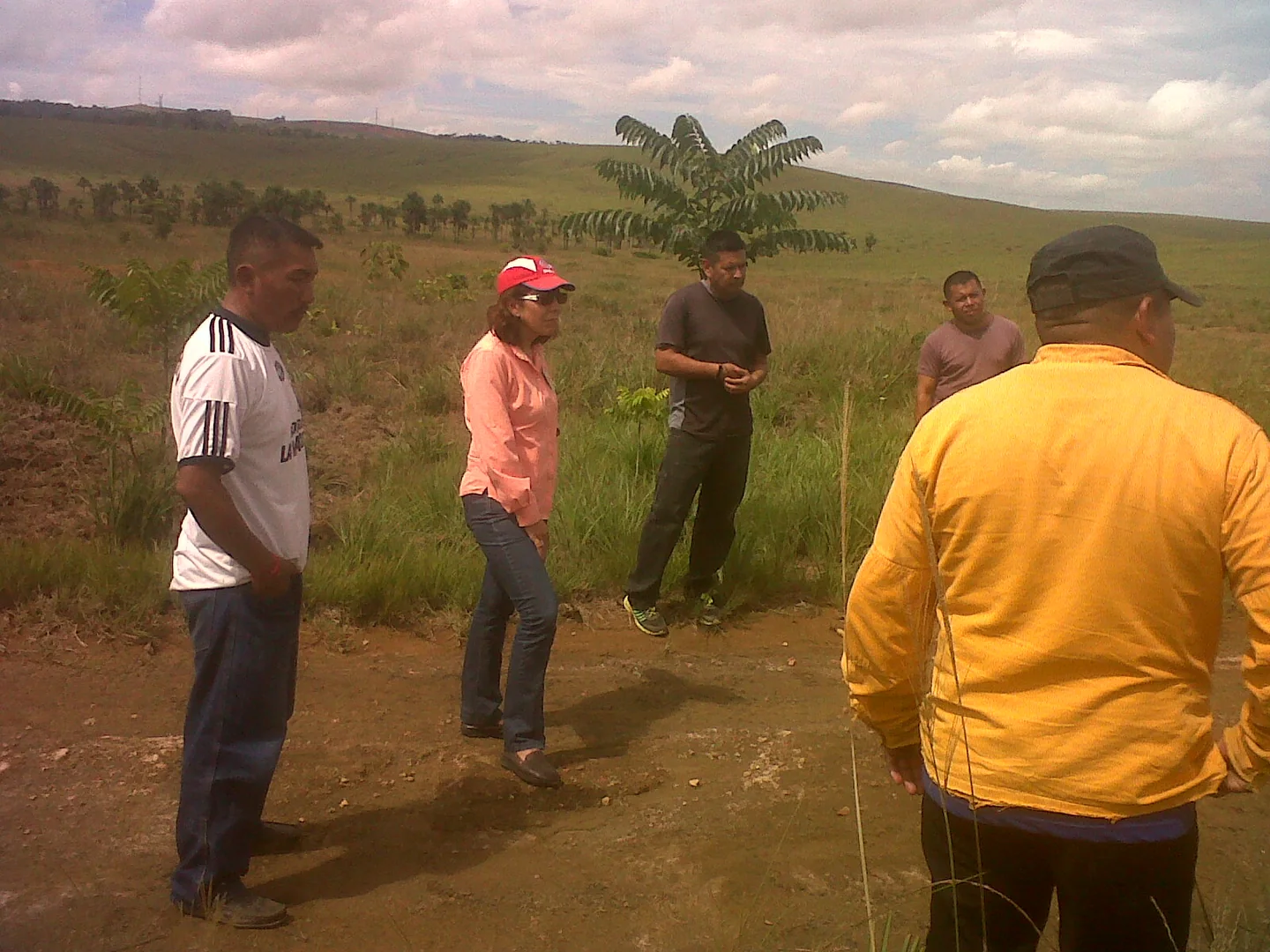 Equipo realizando acompañamiento técnico en campo