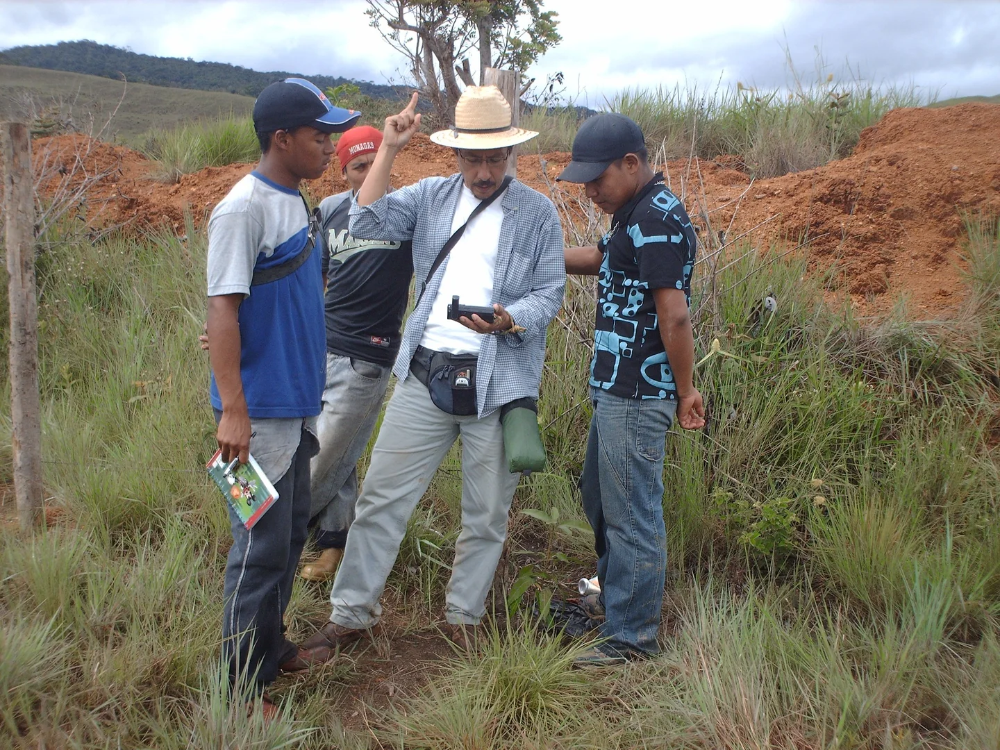 Actividad de campo en la Gran Sabana con equipo GPS