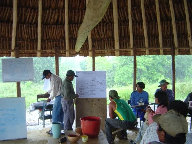 Actividad de formación comunitaria bajo una estructura tradicional